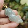 Una mano sosteniendo un colgante de jade.