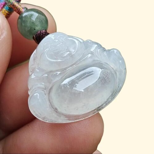 옥 펜던트를 쥔 손