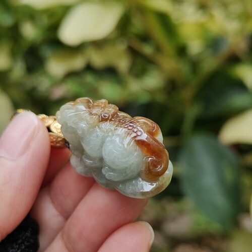 uma mão segurando um objeto de jade