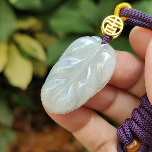 ネックレスを握っている手