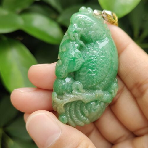 翡翠のペンダントを持つ手