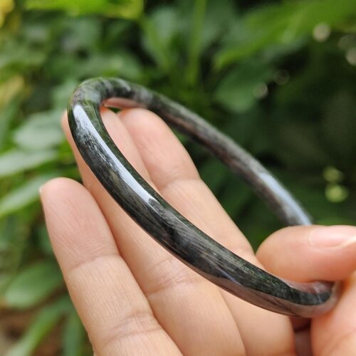 tangan memegang cincin