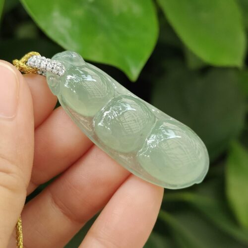 கழுத்தணியை வைத்திருக்கும் ஒரு கை