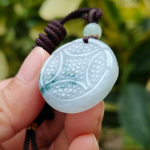 tangan memegang kalung