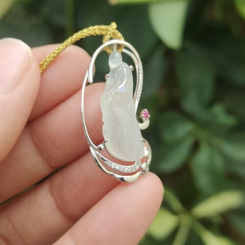 une main tenant un collier