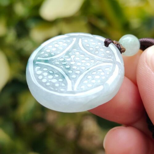 tangan memegang kalung