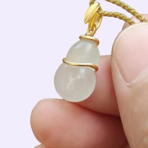 una mano sosteniendo un collar