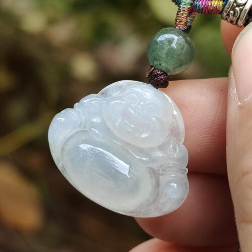 옥 펜던트를 쥔 손