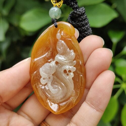 una mano sosteniendo un collar