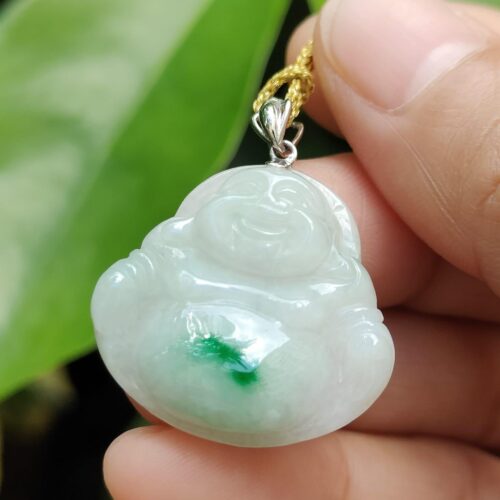 tangan memegang liontin giok