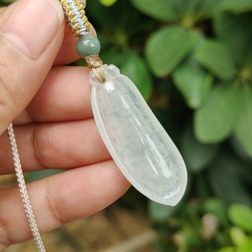 கழுத்தணியை வைத்திருக்கும் ஒரு கை