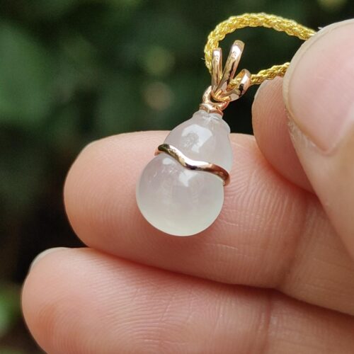 uma pessoa segurando um colar