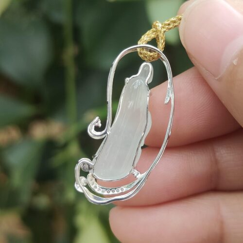 une main tenant un collier