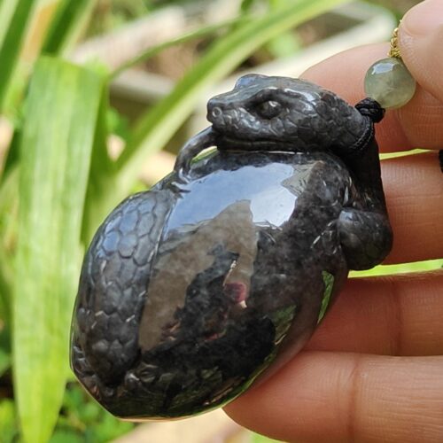 tangan memegang loket batu