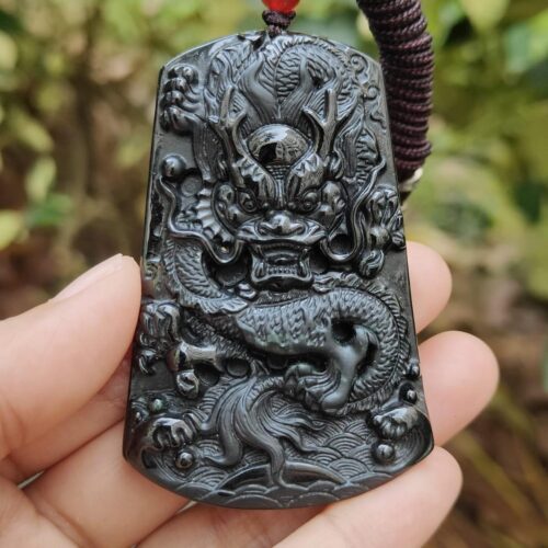 tangan memegang liontin