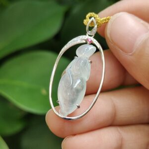 tangan memegang kalung