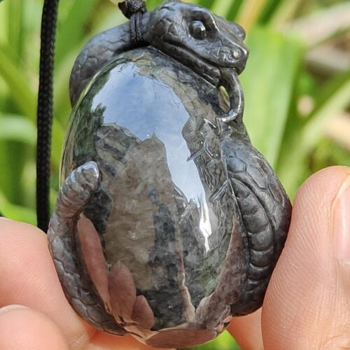 tangan memegang loket batu