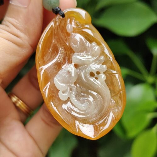 una mano sosteniendo un collar