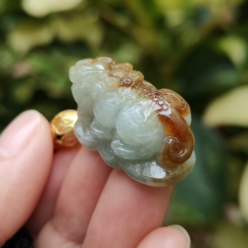 uma mão segurando um objeto de jade