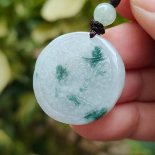 tangan memegang kalung