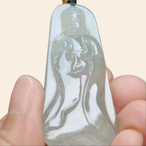 유리 펜던트를 쥔 손