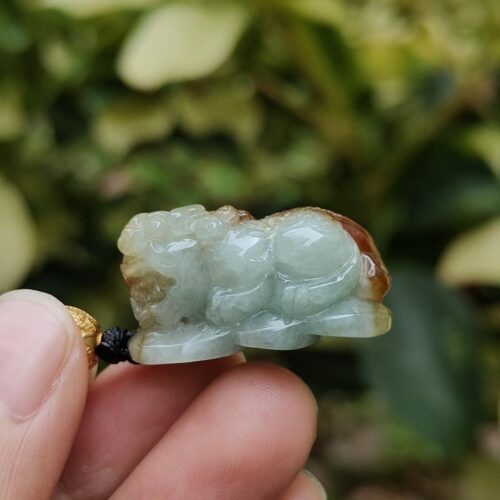 uma mão segurando um pequeno animal de pedra