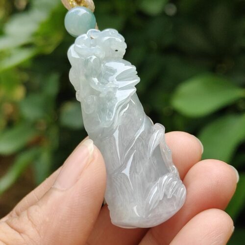 一只手握着玉坠