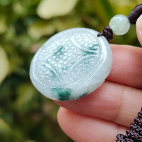 tangan memegang kalung