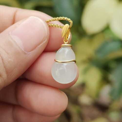 una mano sosteniendo un collar