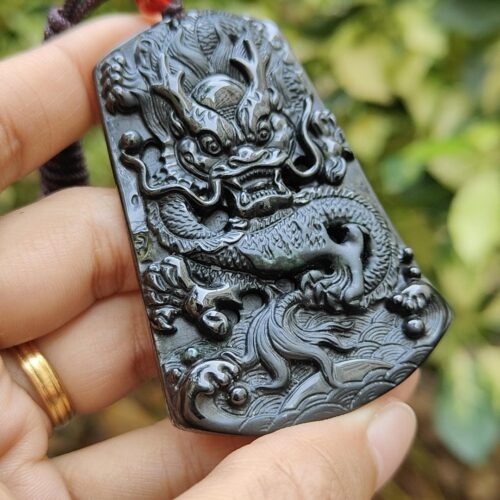 tangan memegang kalung