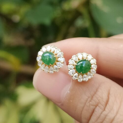 ஒரு ஜோடி காதணிகளை வைத்திருக்கும் நபர்