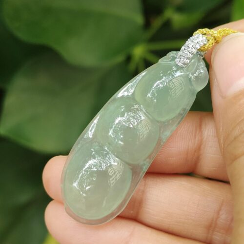 கழுத்தணியை வைத்திருக்கும் ஒரு கை