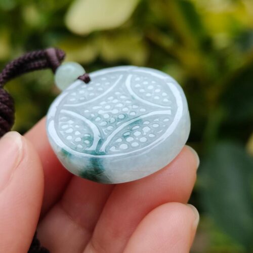 tangan memegang kalung