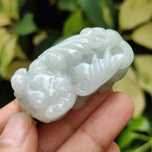 एक हाथ में जेड वस्तु पकड़े हुए