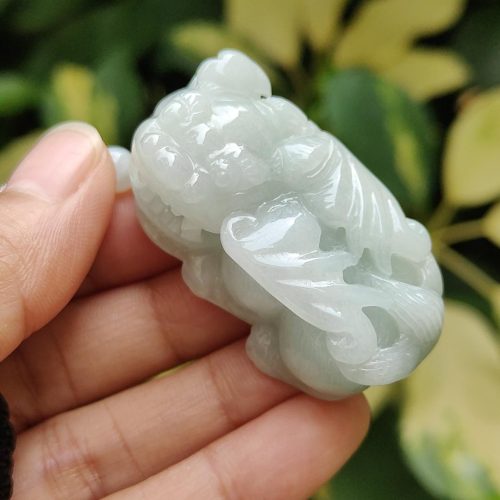 एक हाथ में जेड की मूर्ति पकड़े हुए