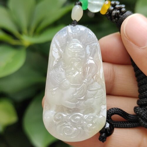 Una mano sosteniendo un colgante de jade.