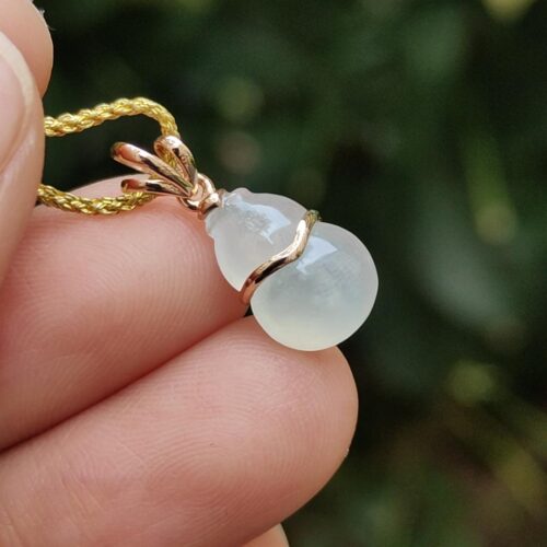 uma mão segurando um colar