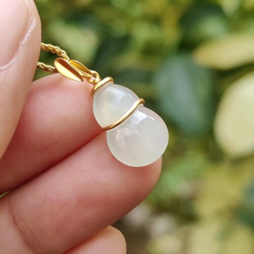 una mano sosteniendo un collar