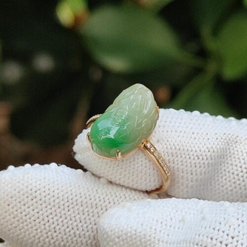 มือที่สวมถุงมือที่มีแหวนอยู่ด้วย