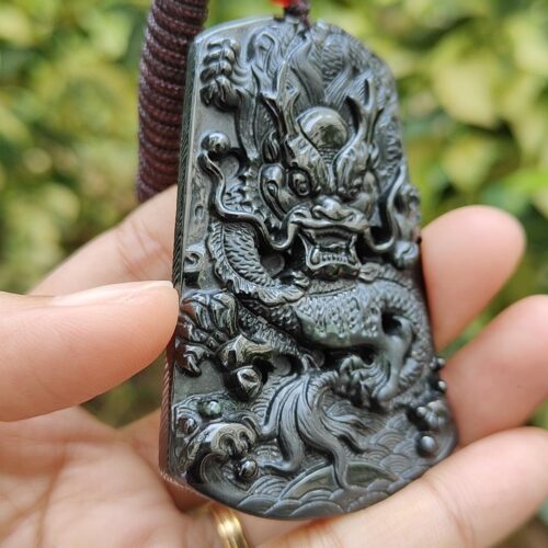 tangan memegang liontin