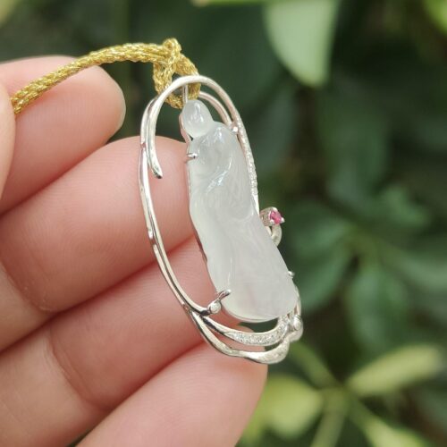 une main tenant un collier