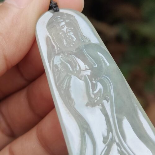 옥 펜던트를 쥔 손