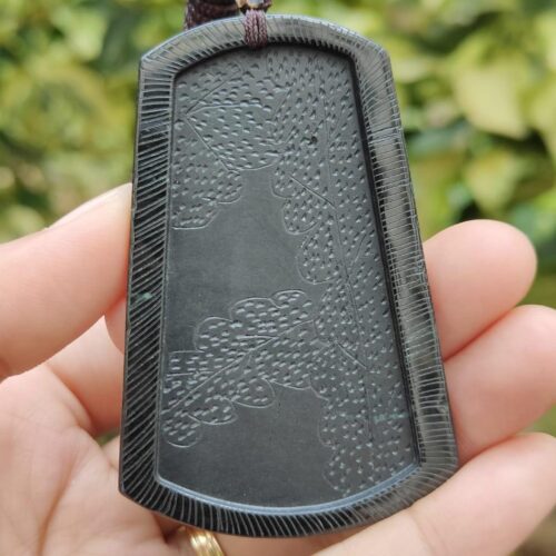 tangan memegang kalung