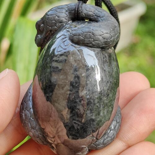 tangan memegang loket batu