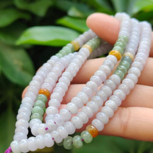 tangan memegang seutas manik