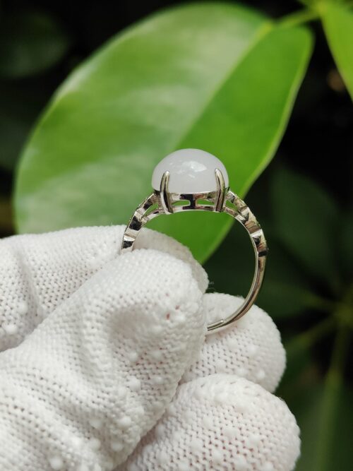 một bàn tay đeo găng tay cầm một chiếc nhẫn