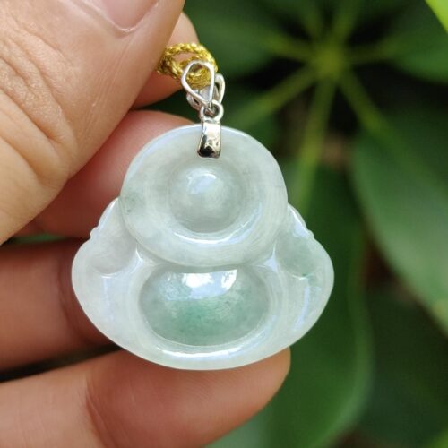 tangan memegang liontin giok