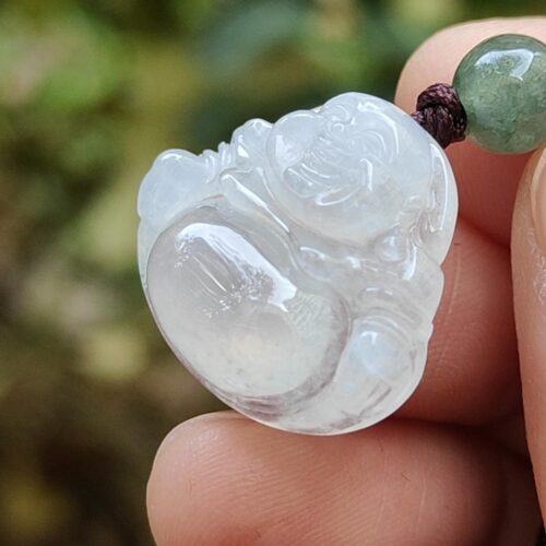 옥 펜던트를 쥔 손