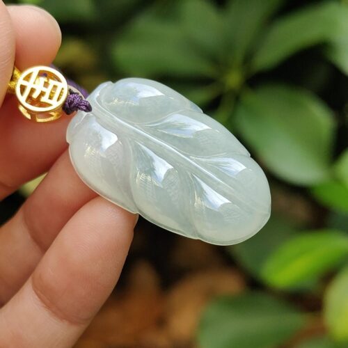 翡翠のペンダントを持つ手