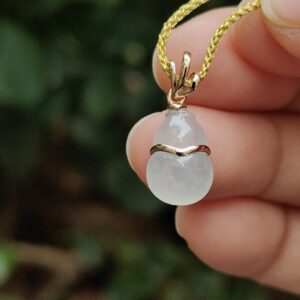 eine Hand, die eine Halskette hält